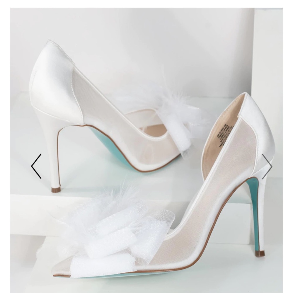 Betsey Johnson Ivory Susan two bow pump
